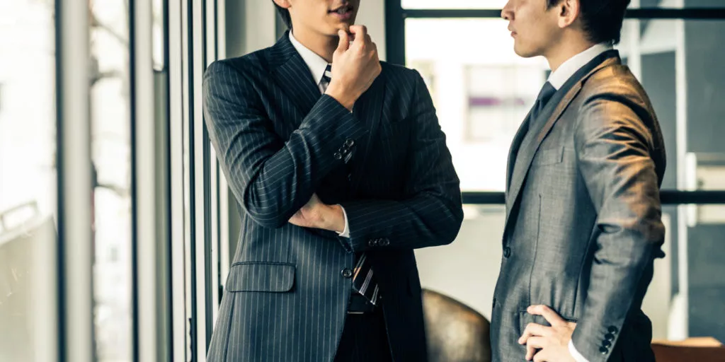 Male coworkers talking 